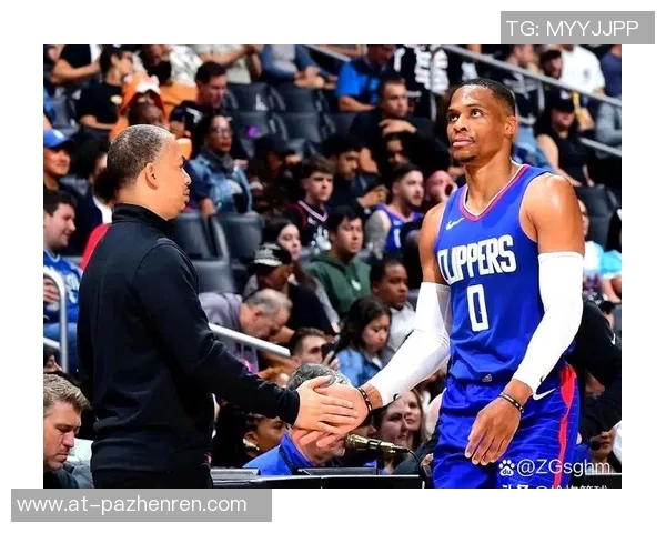 上赛季都是队友！威少赛后与布劳恩等前队友拥抱交流